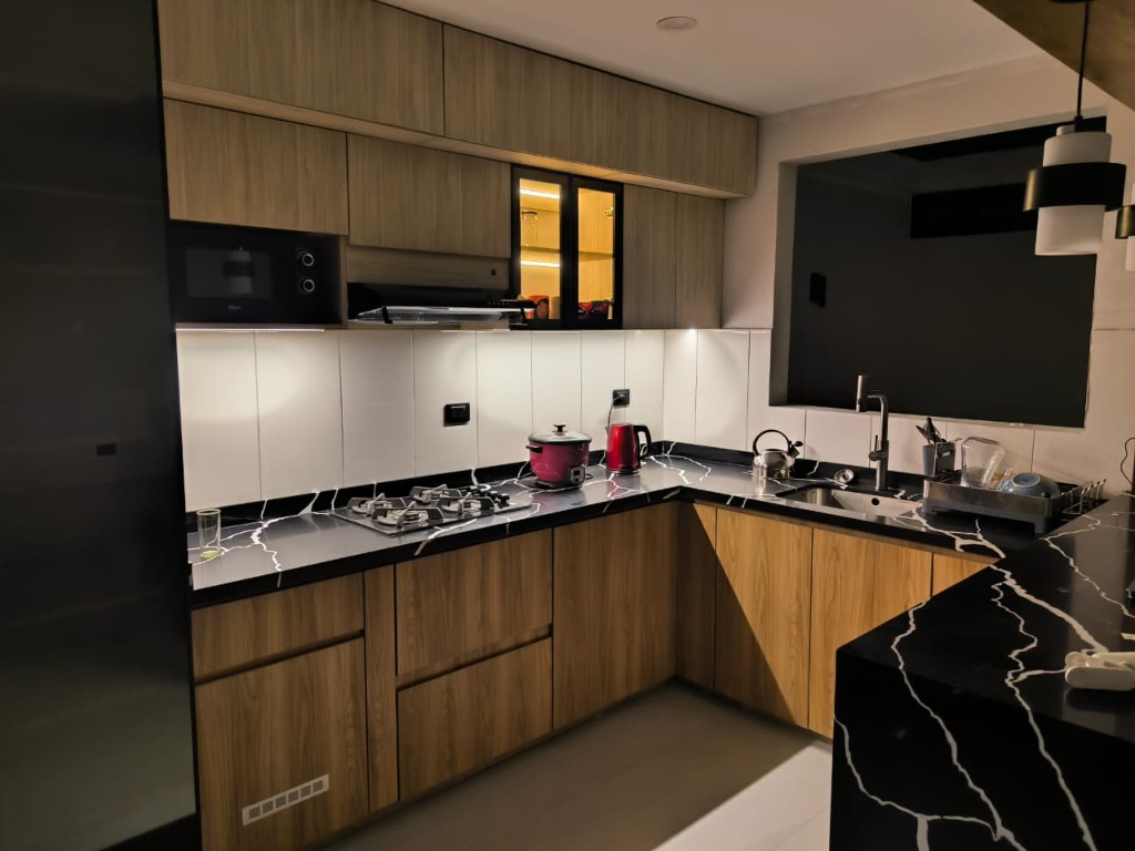 Cocina integral con muebles altos y bajos de melamina