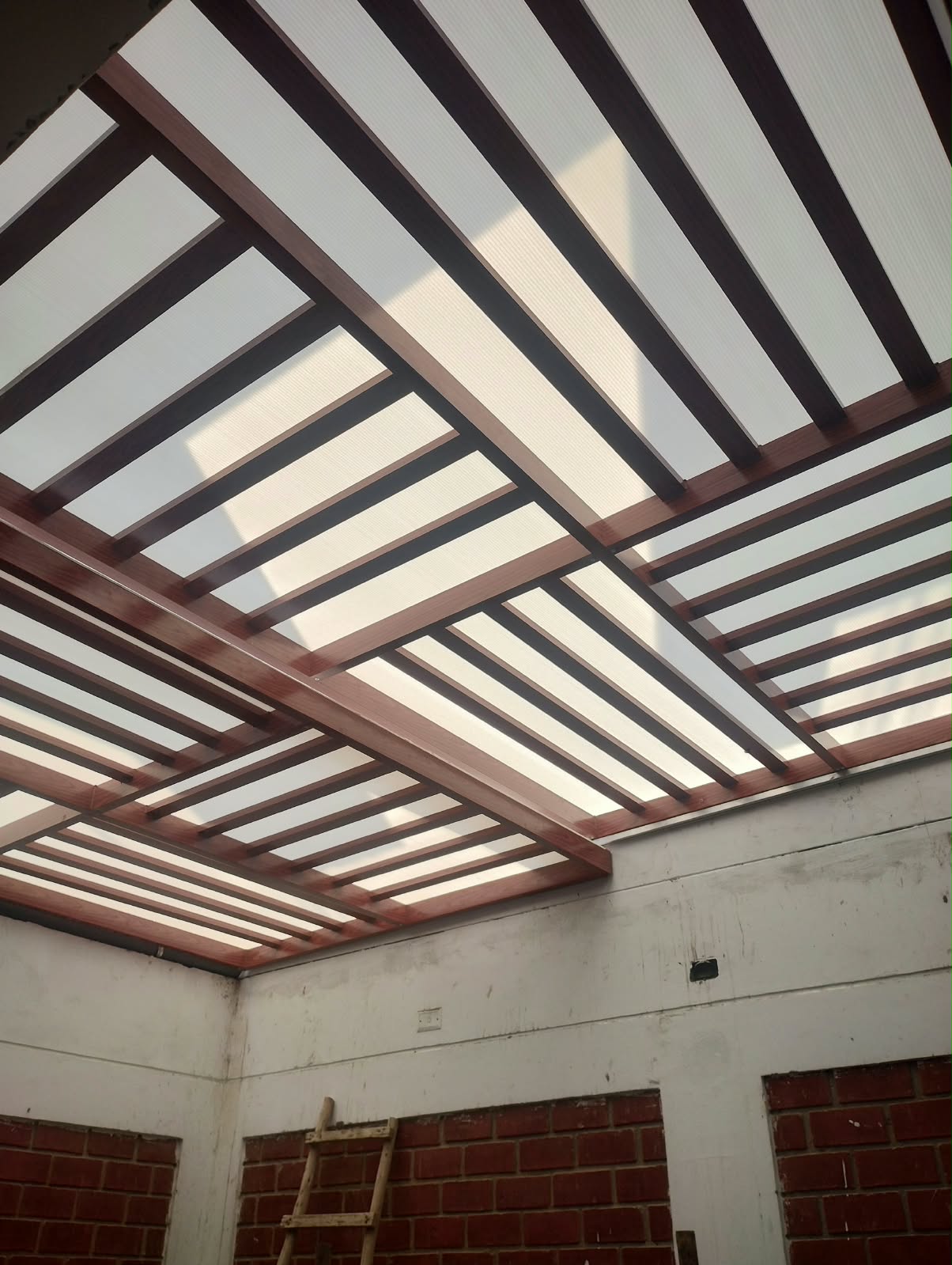 Estructuras metálicas, barandas, pasamanos y techos sol y sombra